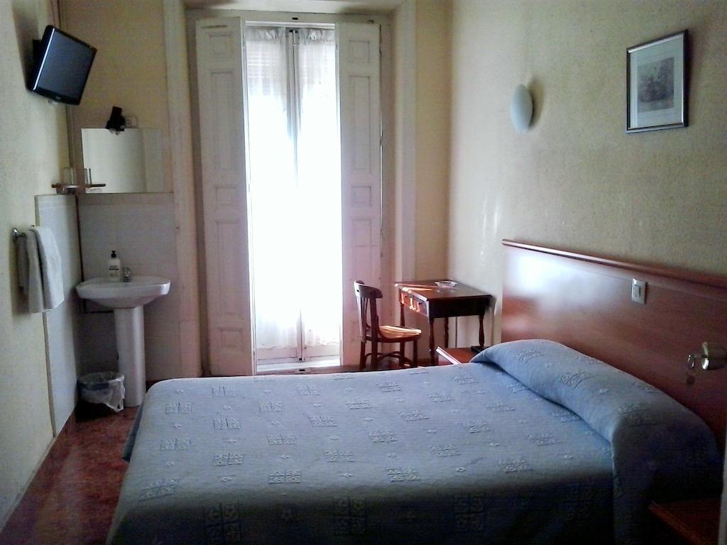 Hostal Alonso Madrid Pokoj fotografie